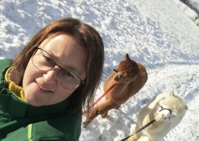 Birgit mit Zavora und Tristan beim Wandern im Schnee